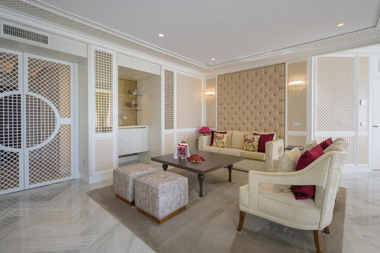 Gran Hotel Miramar Gl Malaga Exterior photo A living room at the Taj Mahal Palace